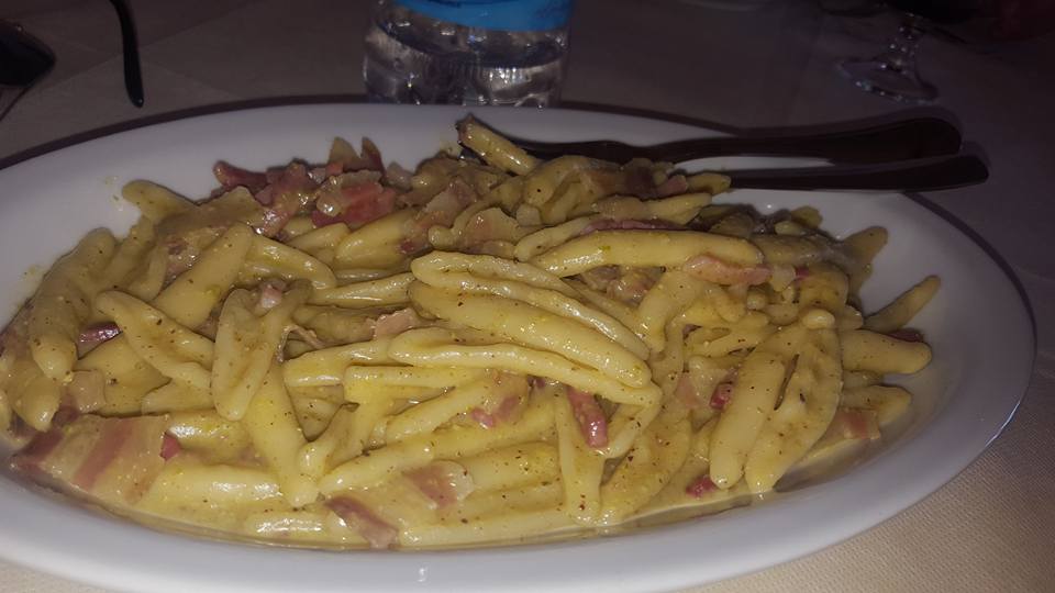 Non sai cosa preparare e vuoi un piatto gustoso? Ecco i cavatelli speck e pesto di Pistacchio di Stigliano.