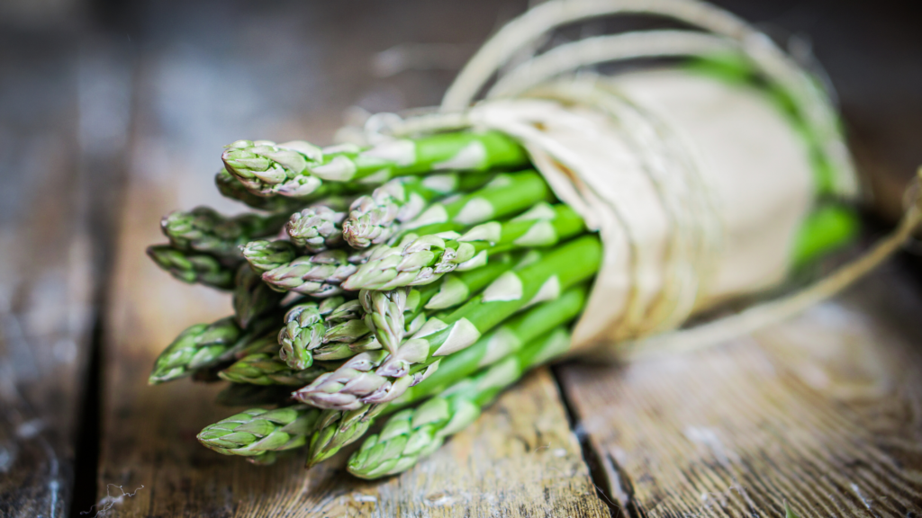 preparazione della pasta con gli asparagi