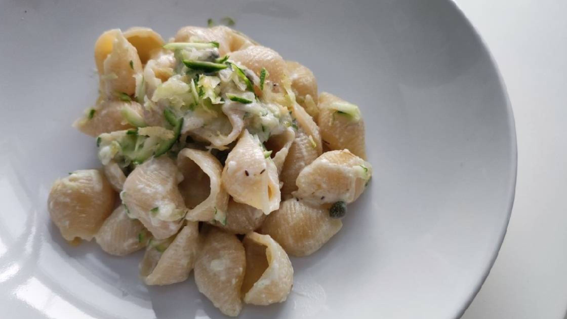 conchiglie con capperi e olive