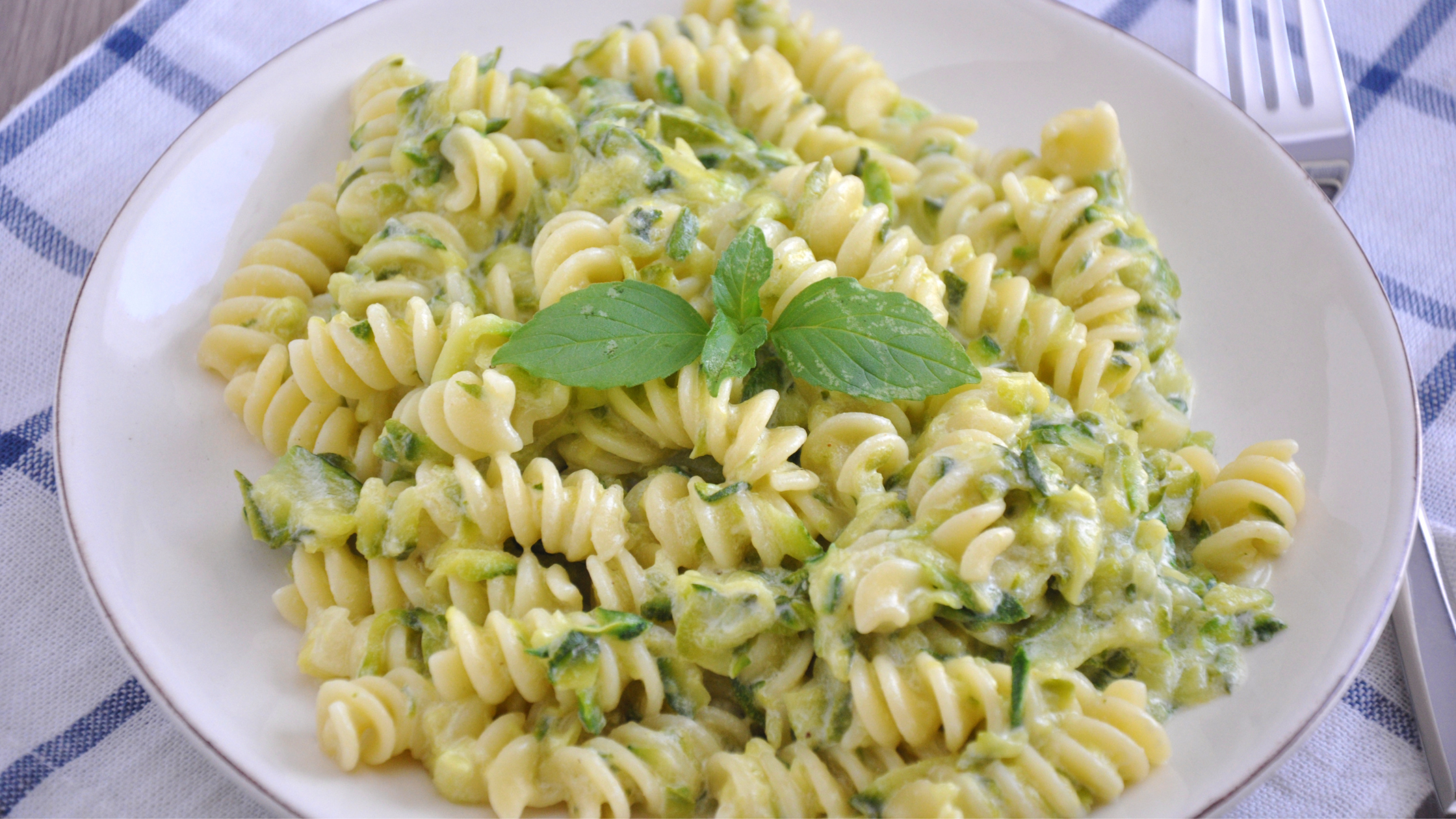 pasta fredda con zucchine alla scapece