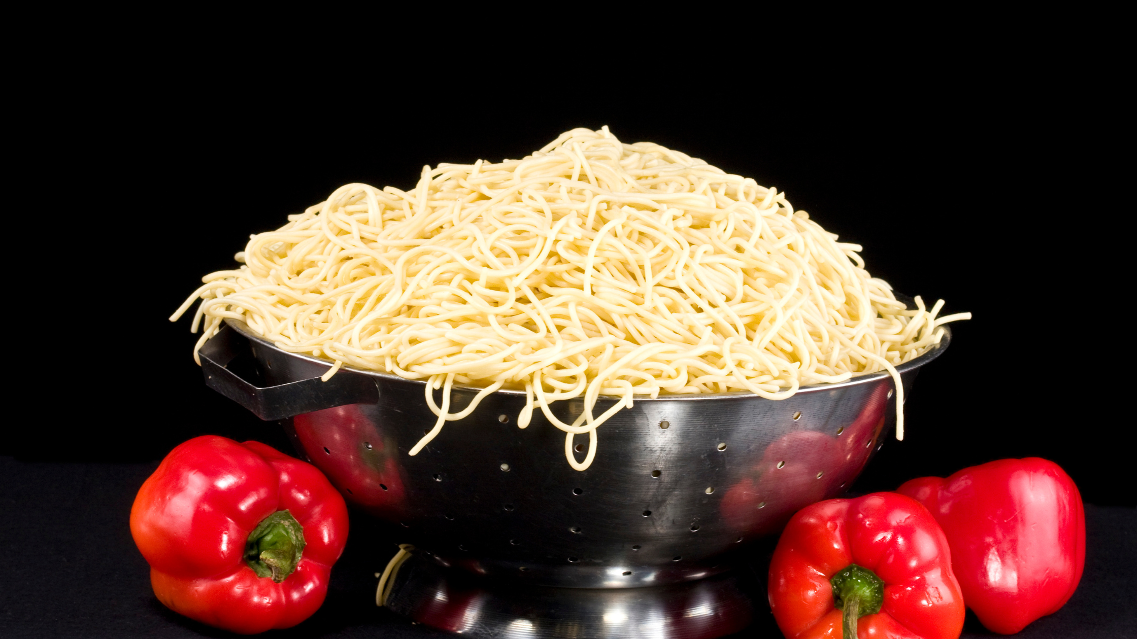 spaghettoni con salsa di peperoni
