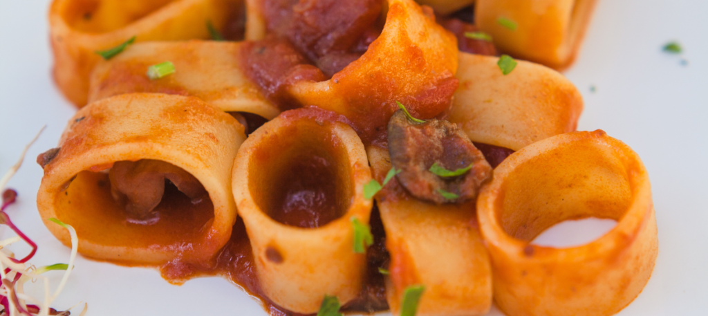 paccheri con sugo di calamari