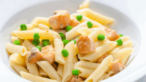 ricetta pasta primaverile pasta fredda con salmone e piselli